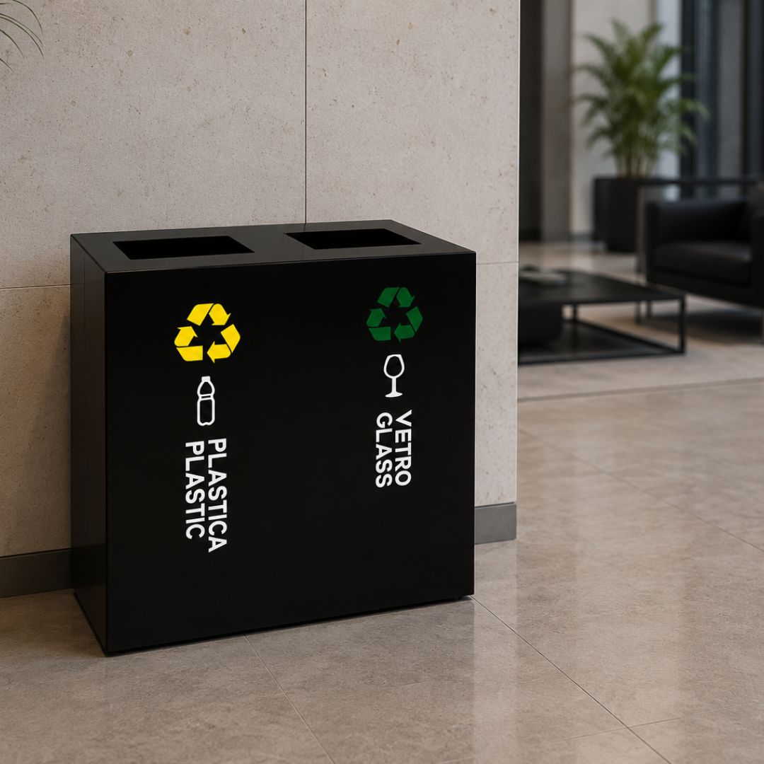 Contenitori per la raccolta differenziata in un ufficio